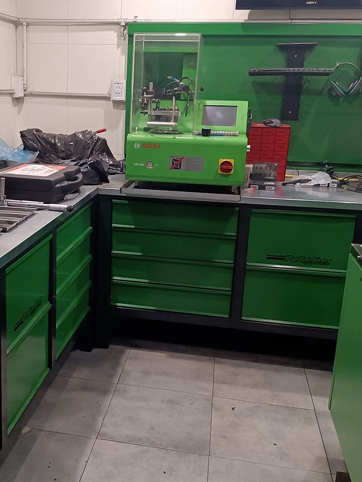 Banco de pruebas Bosch EPS 205 verde sobre una mesa de trabajo con cajones
